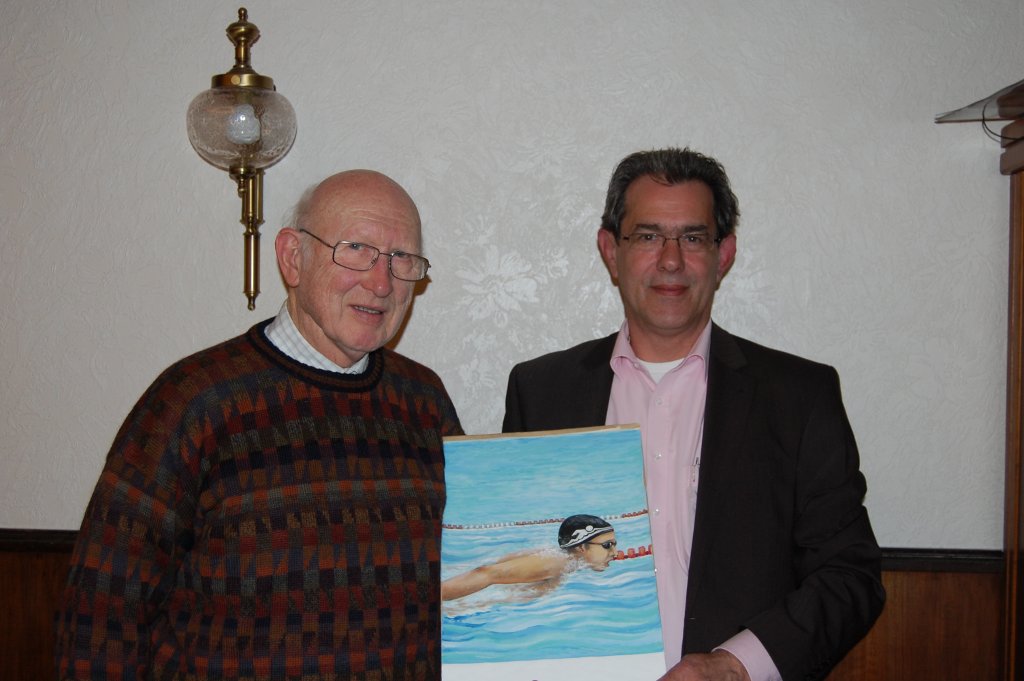 Hans Kannegießer überreicht Gerhard Hahne das Bild eines Schwimmers.
